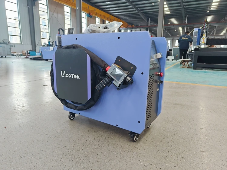 La macchina per la pulizia laser a fibra a impulsi portatile da 300 Watt rimuove la ruggine e la vernice dal legno. Laser efficace per la pulizia della ruggine