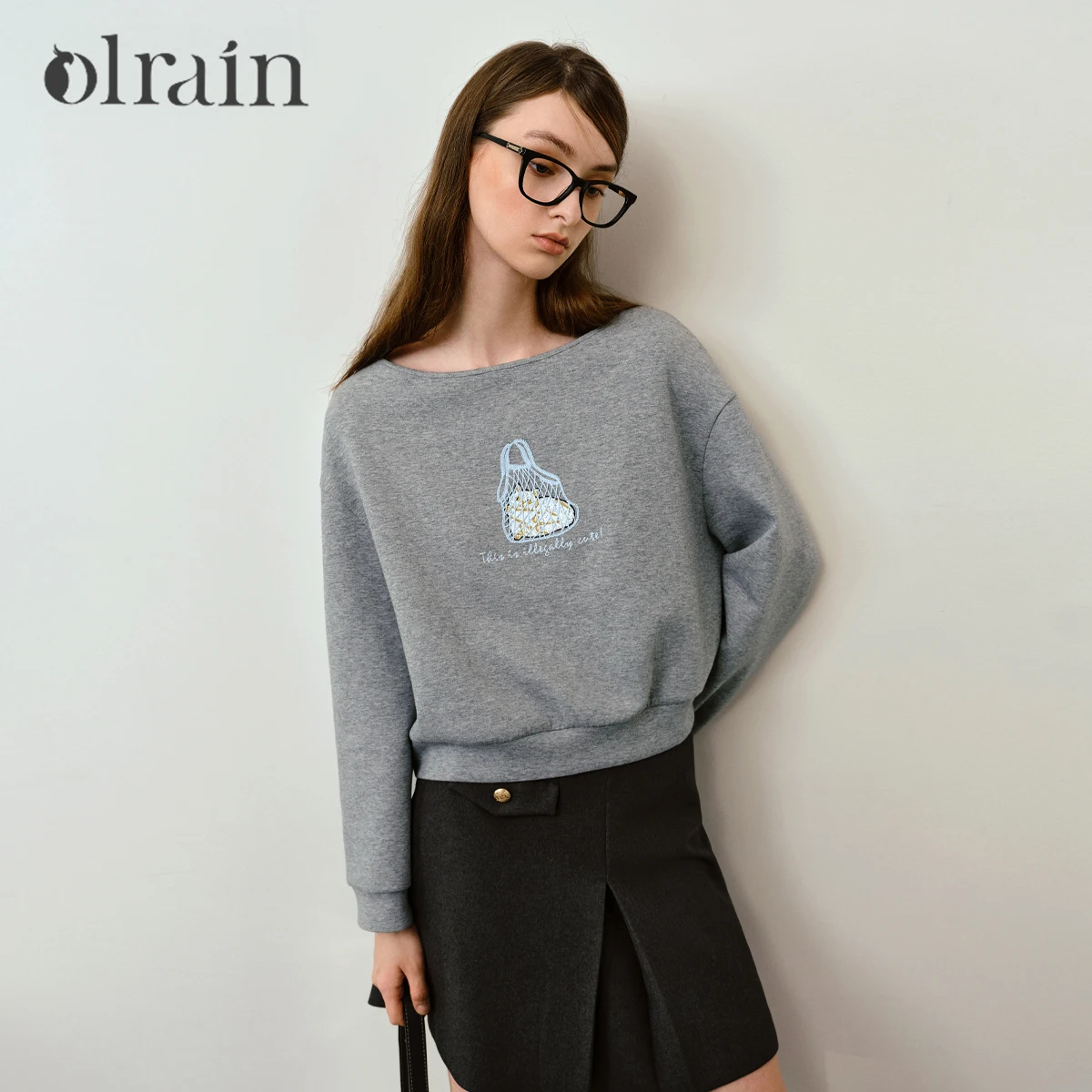 OLrain 2026 Fall Women Grey Round‑neck Cropped Long‑sleeve Casual Embroidery Print Pullover Sweatshirt Daily Wear M57QR000131