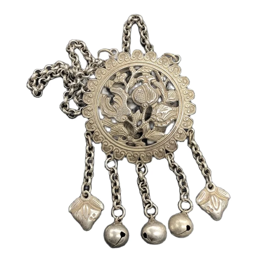 Retro Hollowed Out Flower Decoration With Silver Pressed Collar Lock Pendant