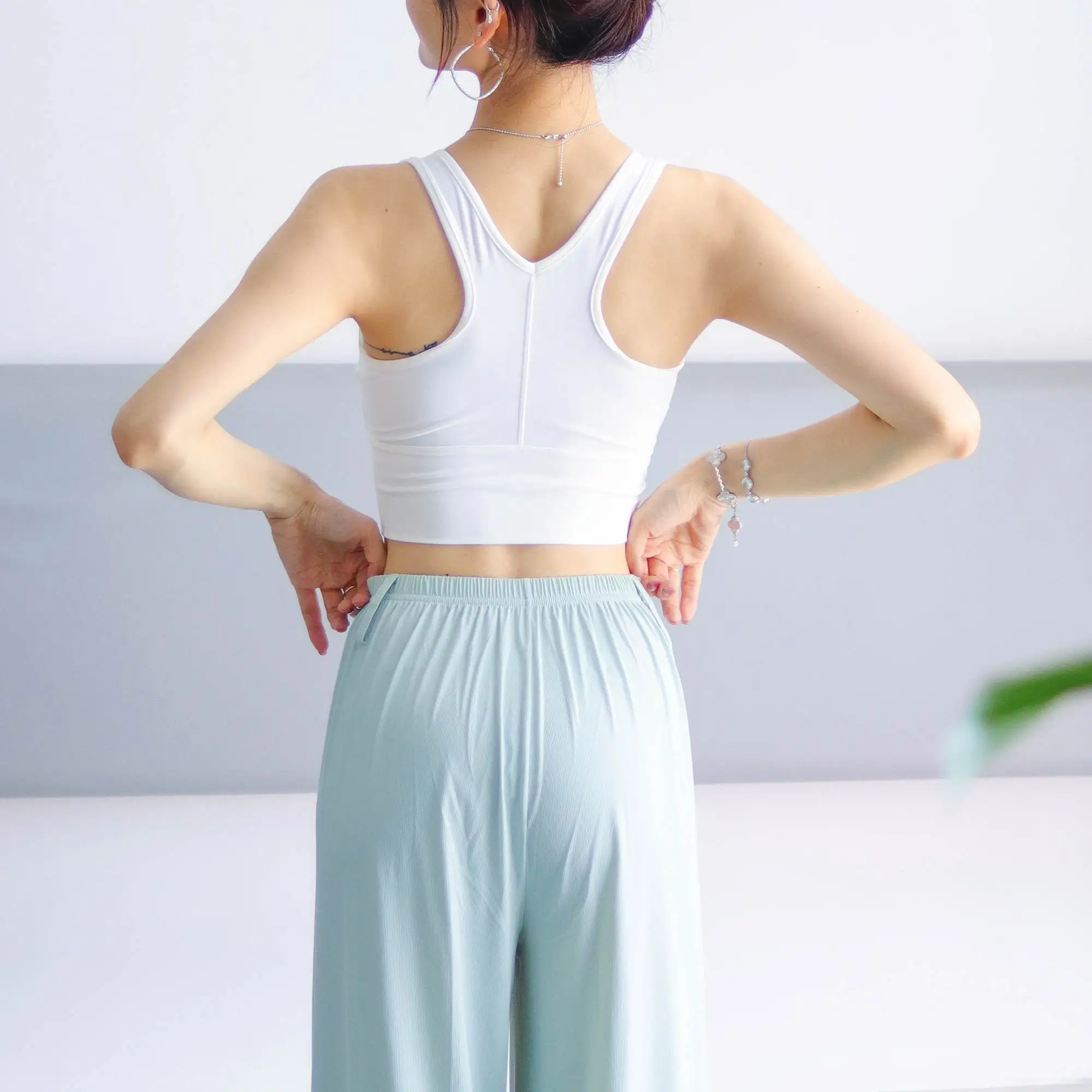 Women's Pleated Sports Bra with Removable Pads - Wide Straps Body-Shaping Seamless Lingerie Vest for Yoga Workout