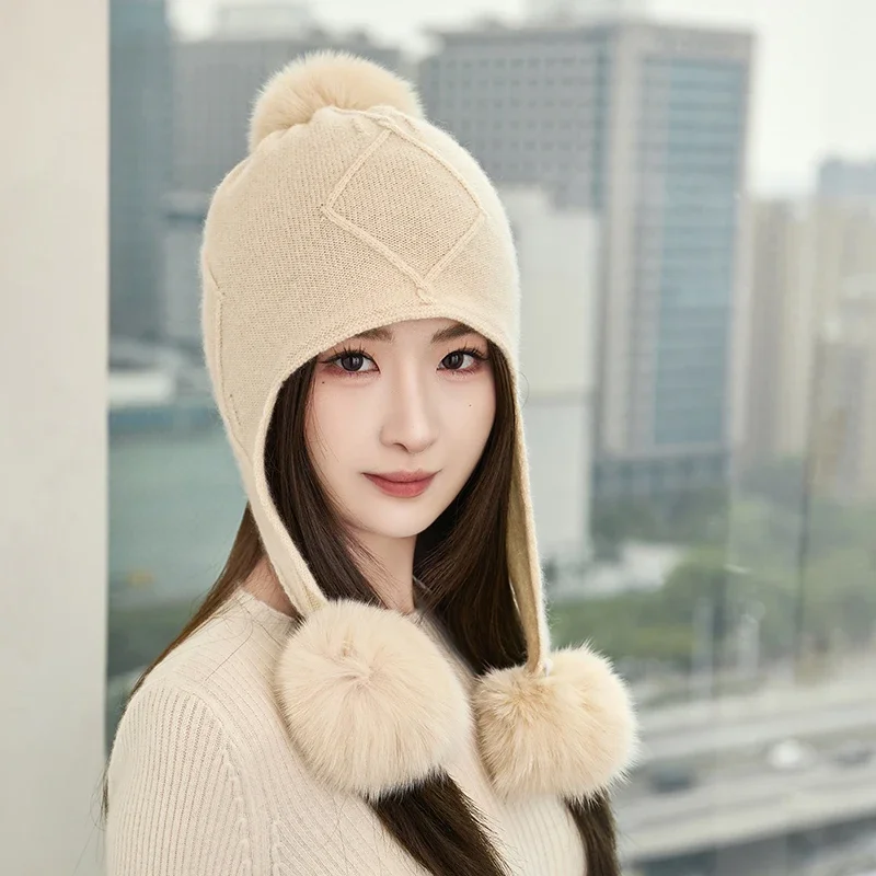 100% الكشمير الماس الجاكار محبوك قبعة سميكة ودافئة مع ثلاثة كرات صوف غطاء محرك السيارة حماية الأذن ذات حواف غطاء لأصبع القدم