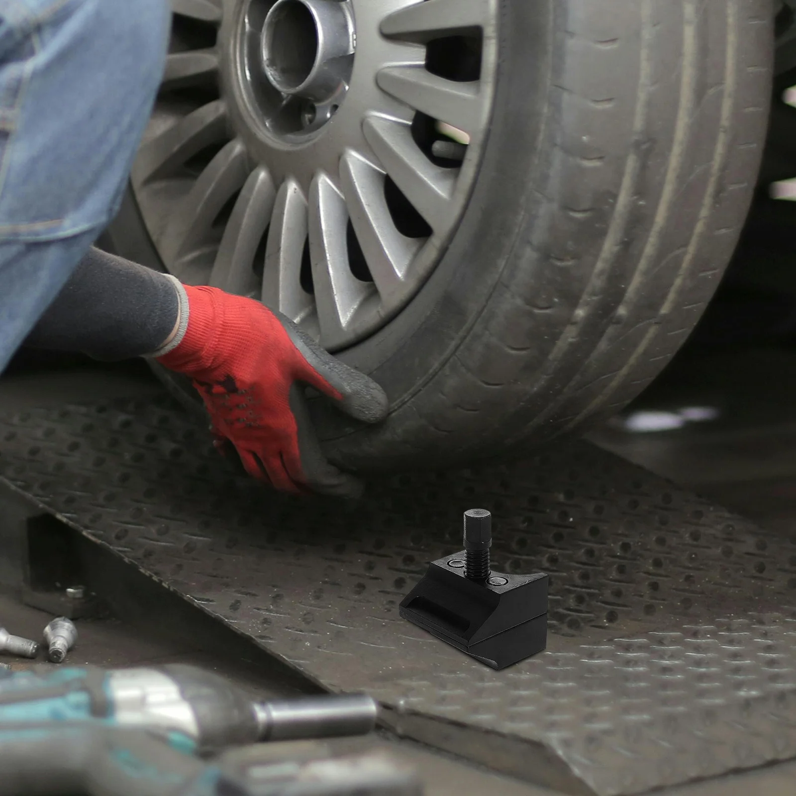 

Durable Universal Strut Spreader Tool Double Ended Design for Easy Installation and Removal of Suspension Struts in Cars