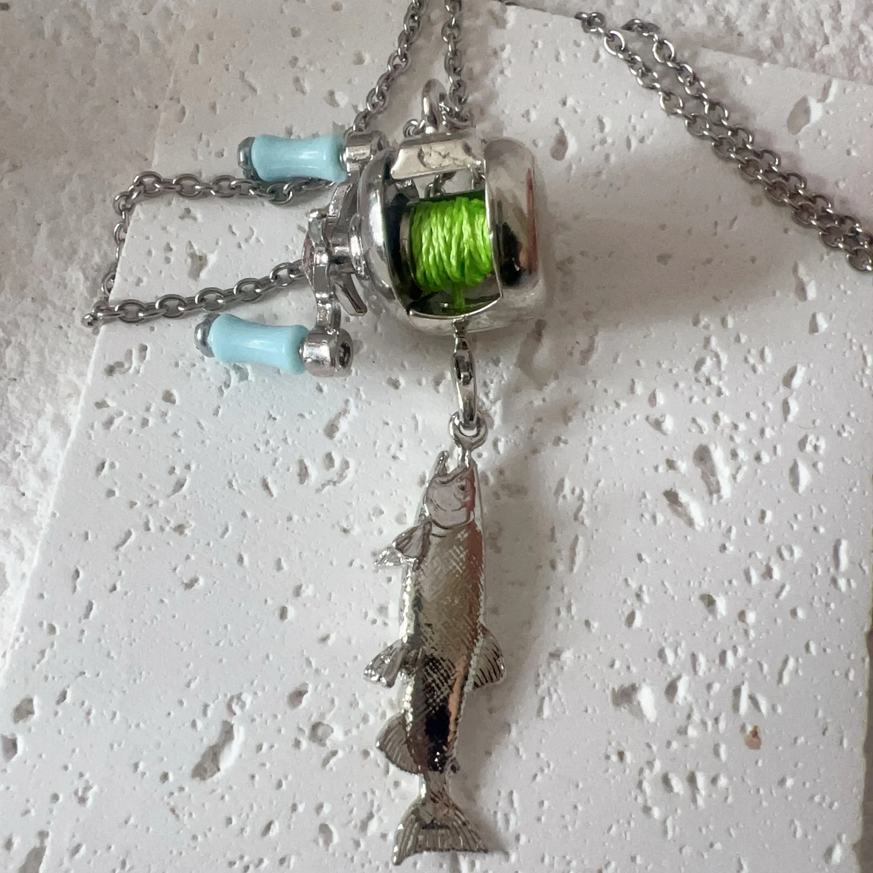 Mini-Angelrollen-Anhänger-Halskette, kreatives Angelrad-Halsketten-Ring-Set, modischer Sport-Schmuck, Accessoires für Männer und Frauen – Detail 4