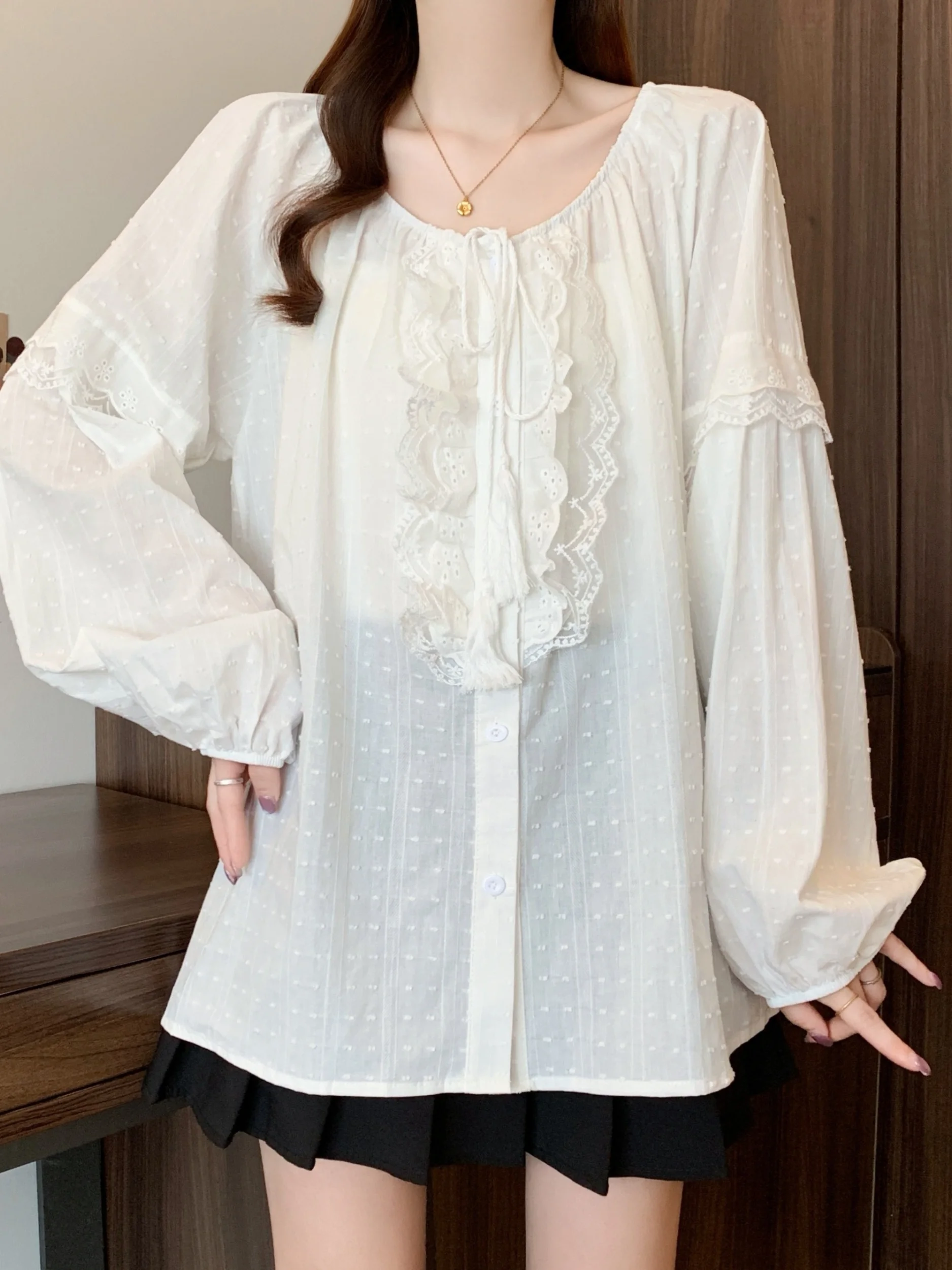 

Элегантная блузка с кружевной отделкой и длинными рукавами для женщин больших размеров, осенняя коллекция, с узором в горошек, стандартный крой, на одной пуговице