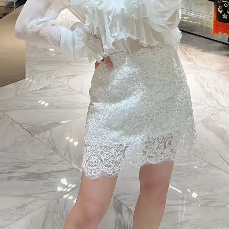 

2026 Новый стиль элегантной белой кружевной короткой юбки, облегающей бедра для женщин, с высокой талией, для похудения и полуюбки в стиле чистого желания.