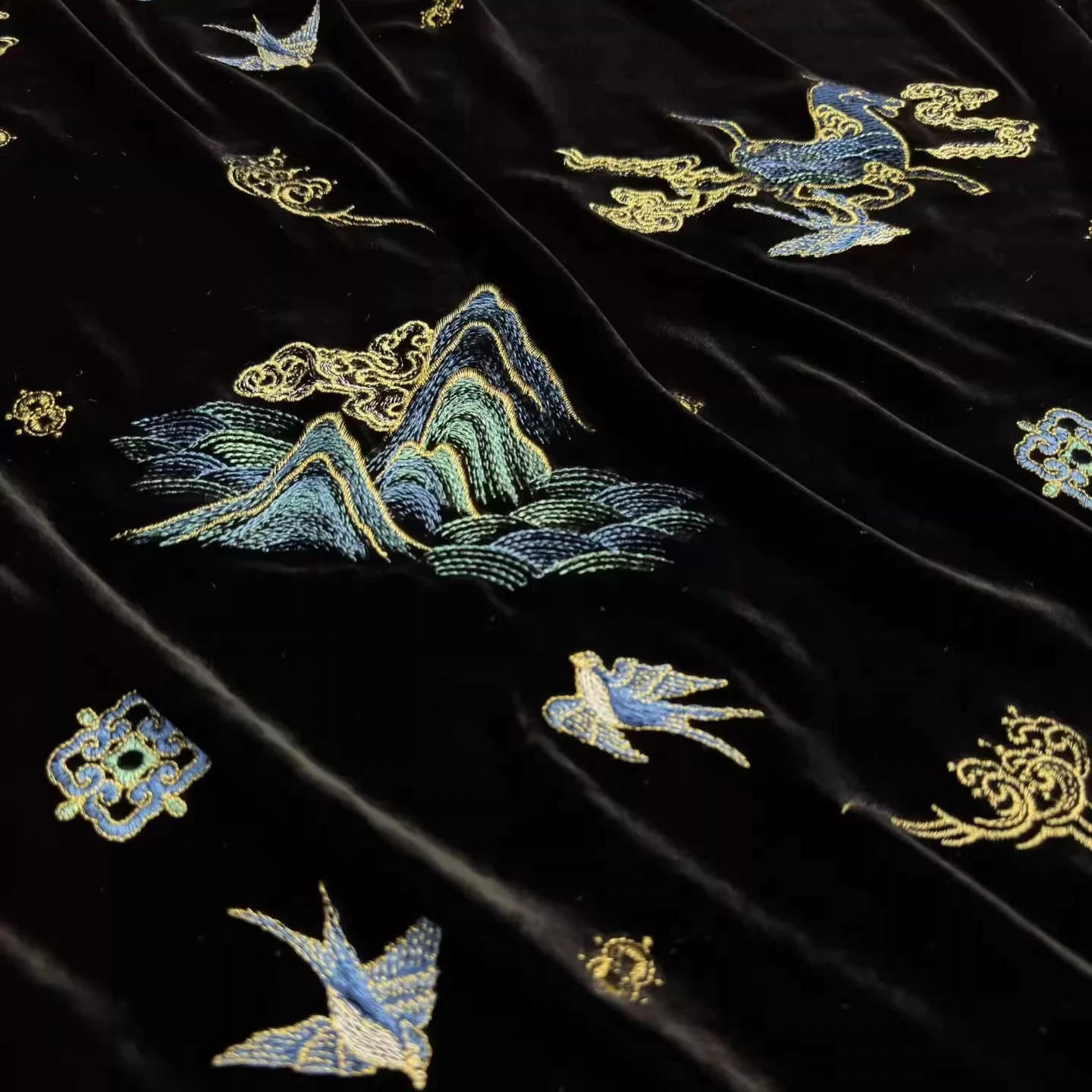 tissu-en-velours-de-soie-brode-de-montagnes-de-chevaux-pour-coudre-un-tissu-en-velours-de-soie-noir-pour-bricolage-robe-chaude-chemise-de-nuit-vetements-r6138