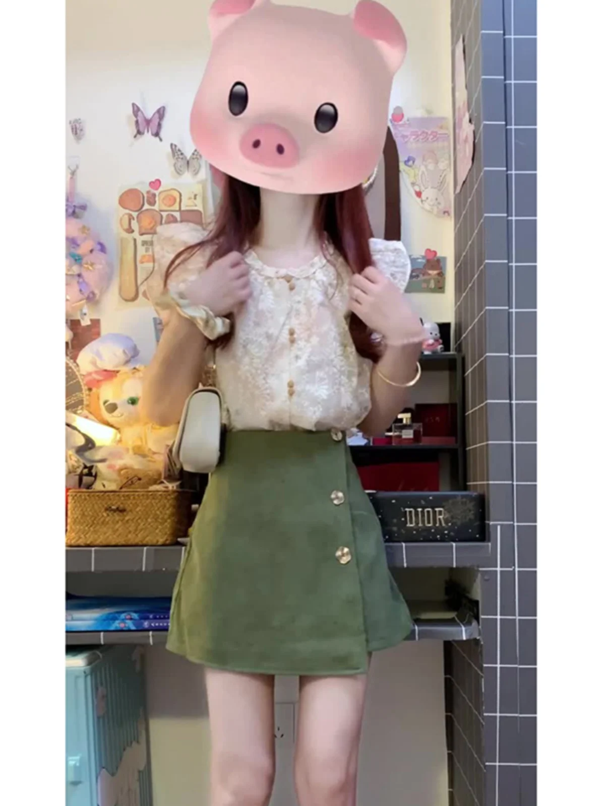 

Ретро-комплект: вышитая кружевная блузка с короткими рукавами и цветочным узором, короткая юбка с высокой талией и рукавами-крылышками. Модный женский комплект.