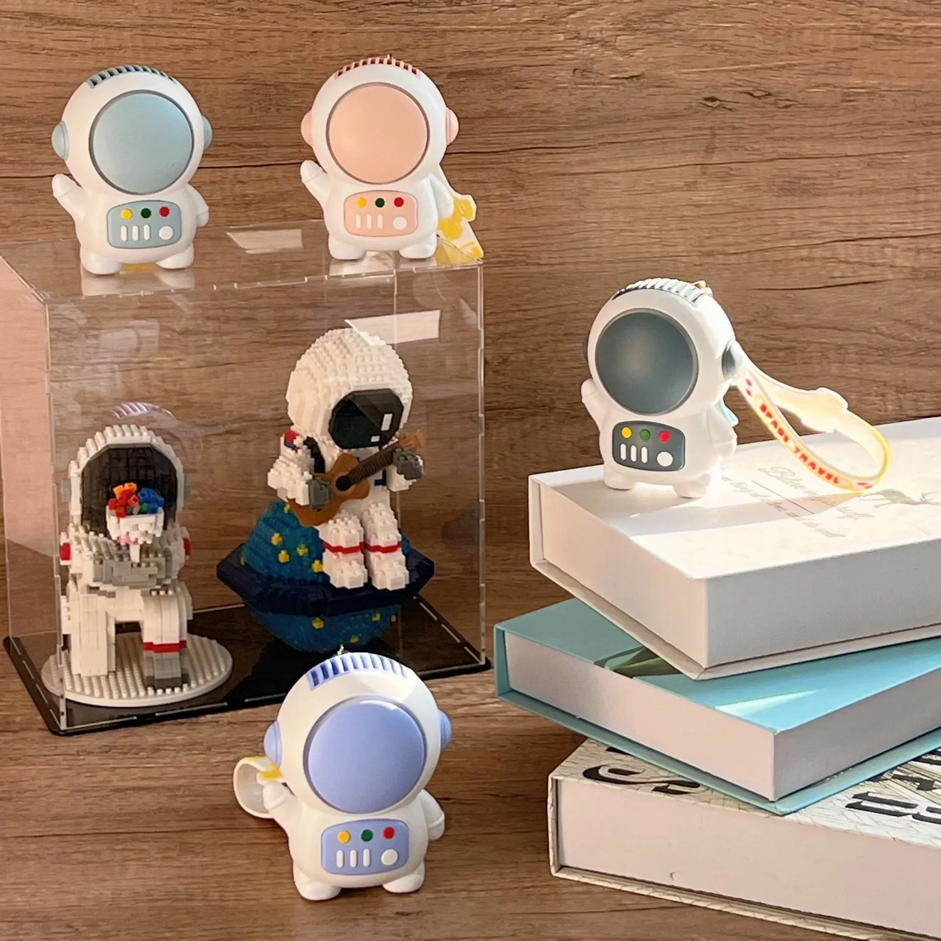 

Summer New Astronaut Mini USB Charging Small Fan Student Portable High Beauty Handheld Desktop Silent Fan Outdoor Equipment