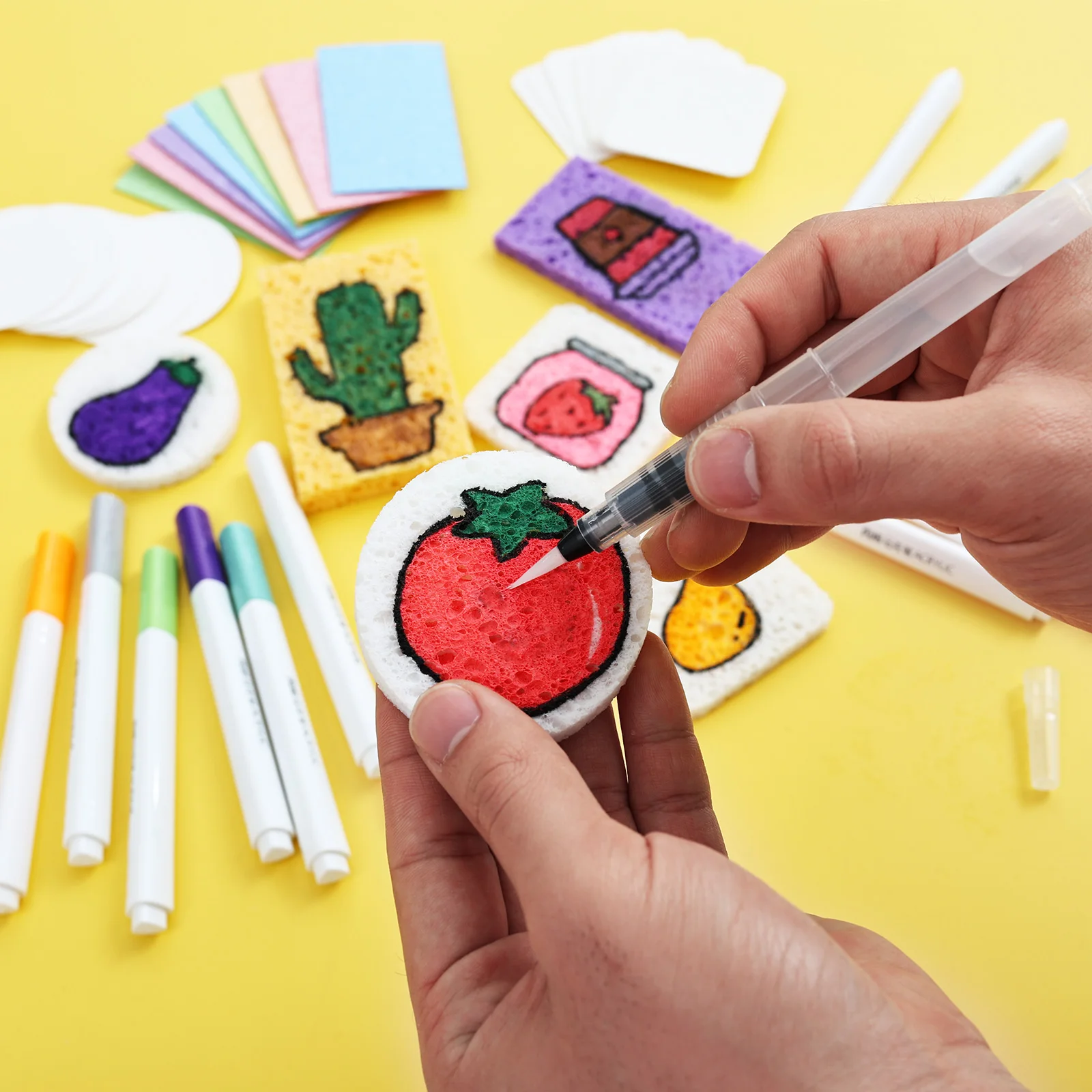 

Набор для творчества из 53 предметов: 40 листов текстурной бумаги из пенопласта, 12 цветов акриловых маркеров с автоматической подачей чернил, 1 водный маркер, волшебные объемные маркеры