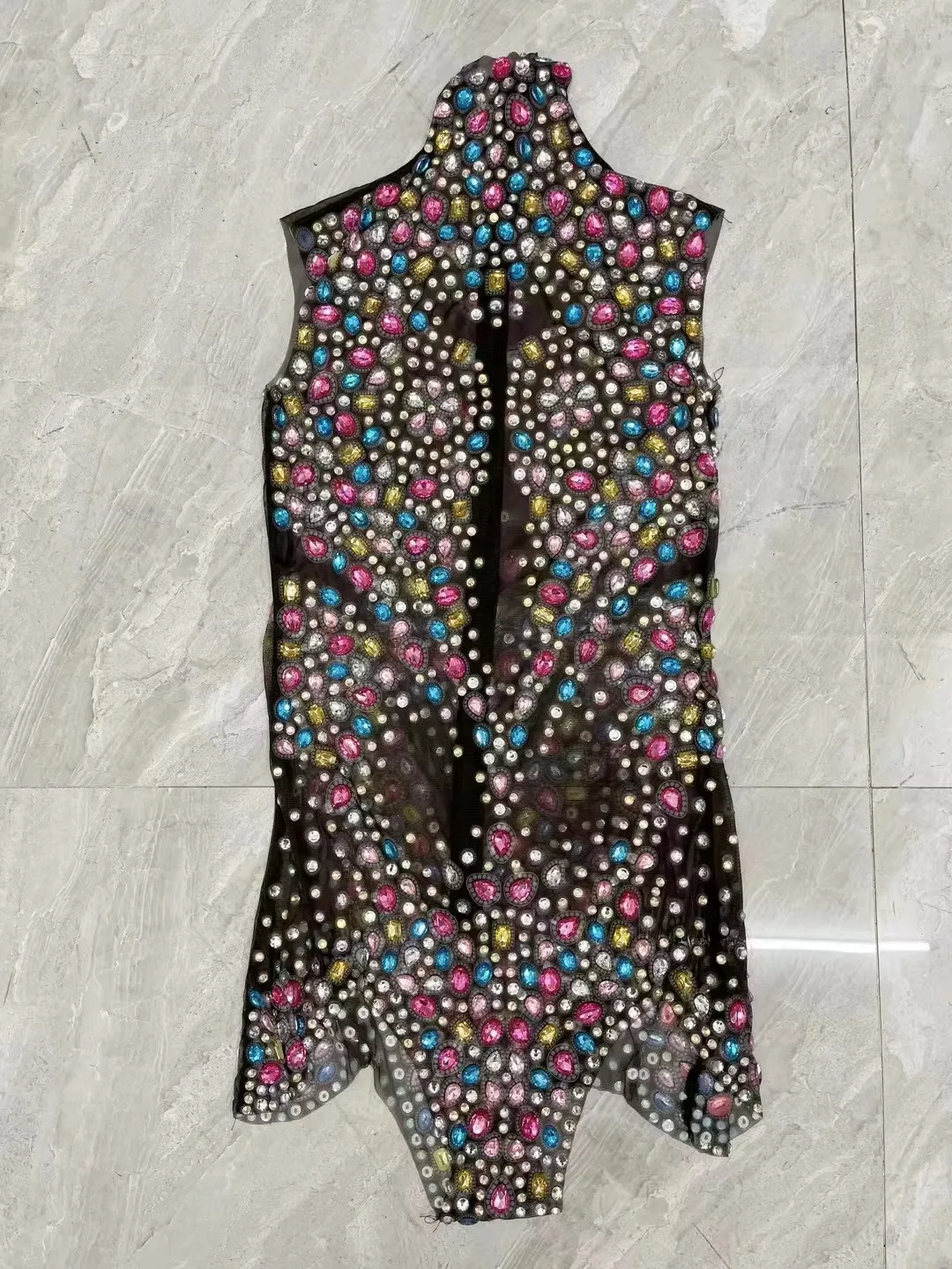 بدلة نسائية مرصعة بأحجار الراين الملونة اللامعة، زي رقص شبكي شفاف مثير لملابس المسرح للراقصة المغنية