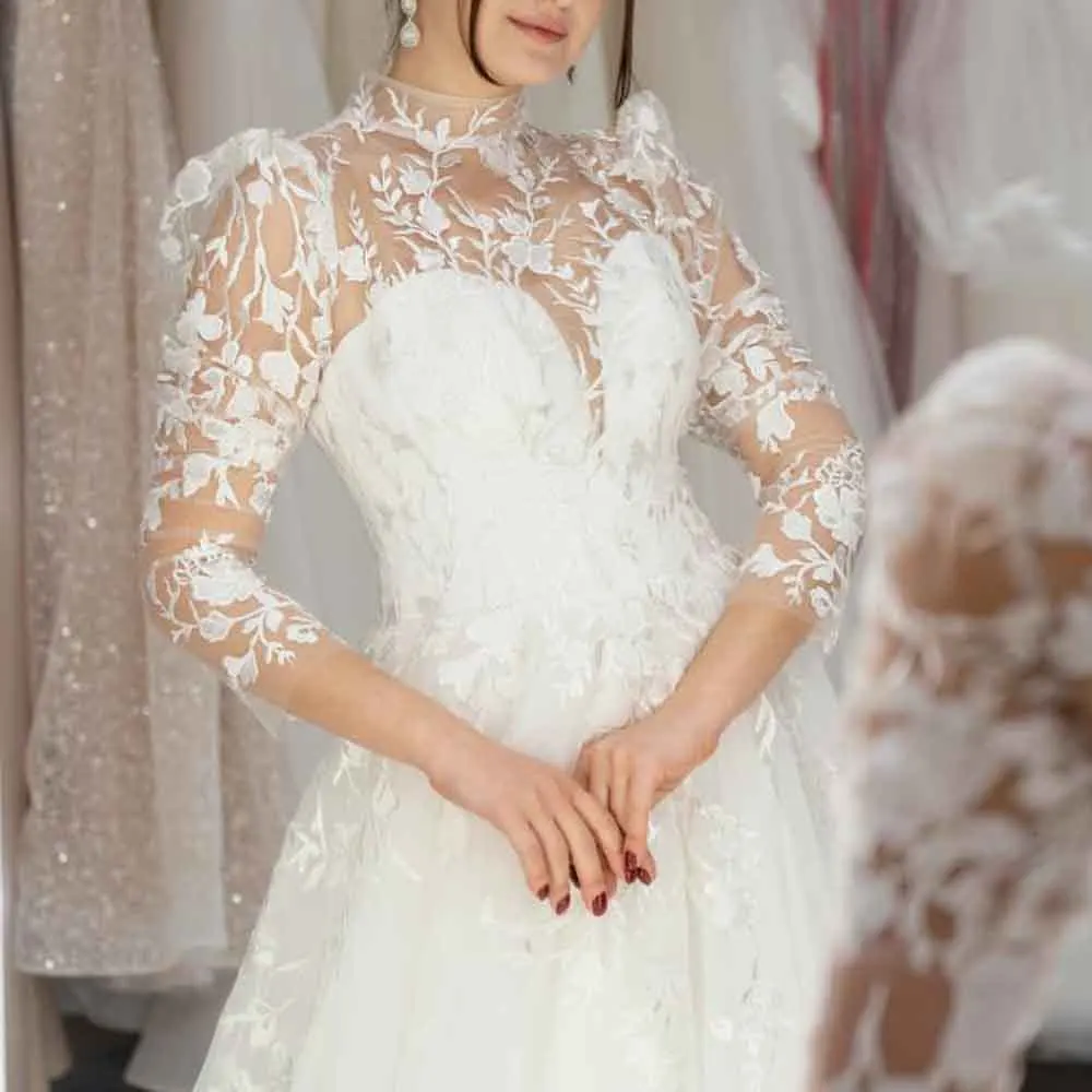 فستان زفاف مزين بالدانتيل مخصص بأكمام 3/4 ورقبة عالية ثوب العروس وزر خلفي
