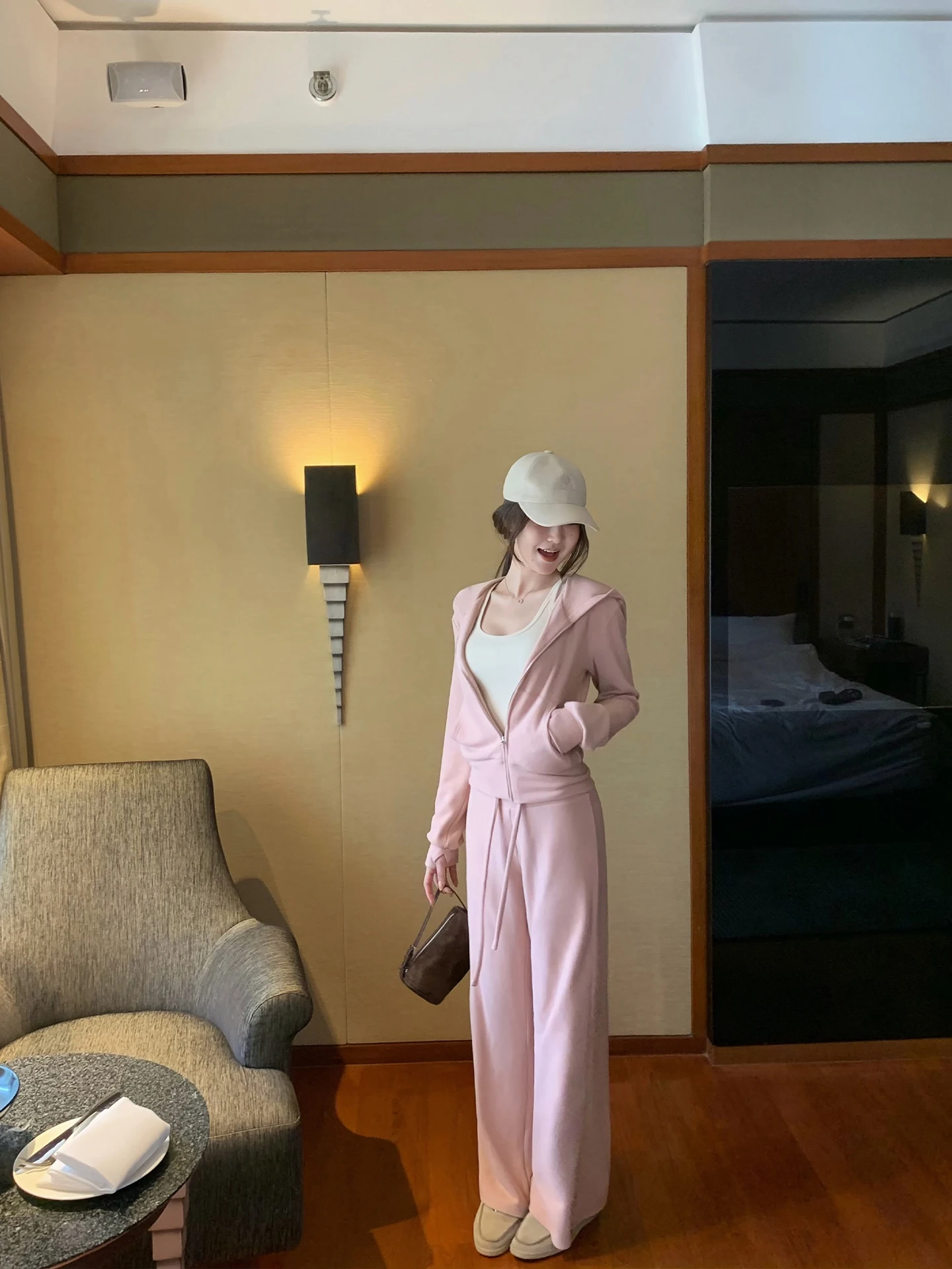 

Комплект из эластичного флиса Dopamine Girl GYOKUU 2026SS FOG PINK: вязаный кардиган на молнии с капюшоном и длинными рукавами, прямые брюки.