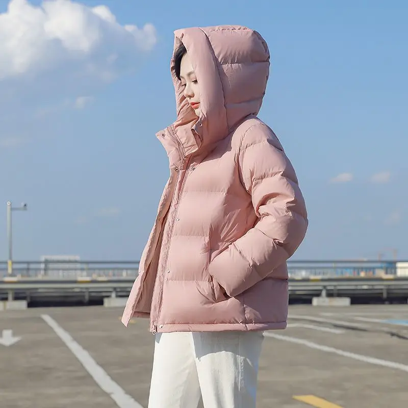 رشاقته قصيرة أسفل معطف المرأة سترات شتاء 2026New موضة الدافئة القطن وسادة مبطنة الإناث مقنعين أبلى مزاجه ملابس خارجية