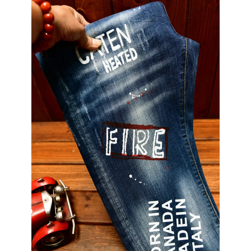 남성 스트릿 패션 트렌드를 위한 고급 프린트 데미지 패치 진, 신축성 좋고 멋스러운 슬림핏 슬림 레그 팬츠