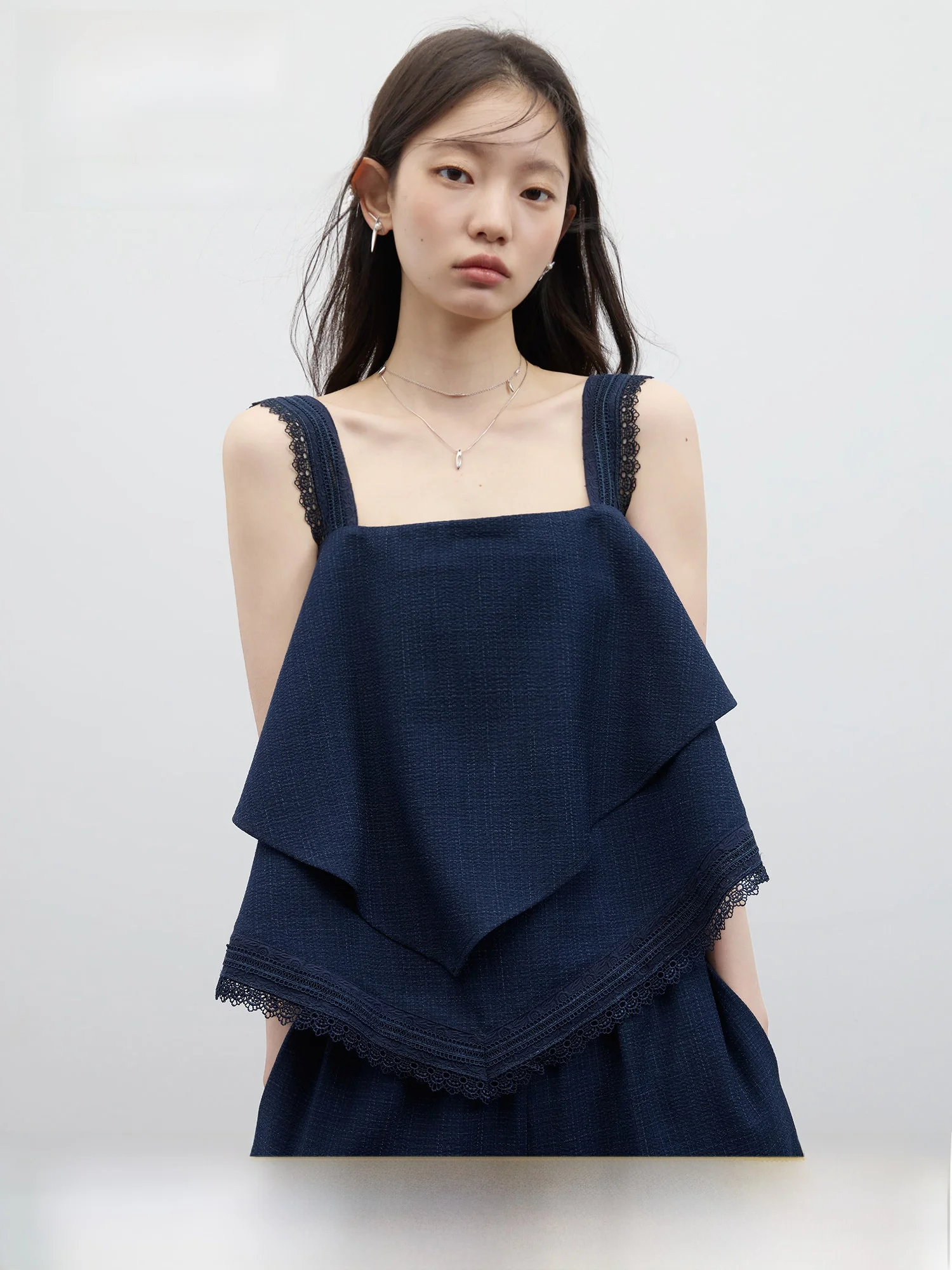 

Комплект из льняной ткани FusseD Blue Eden Heavyweight с кружевными вставками цвета Prussian Blue для женщин: модный весенне-летний наряд