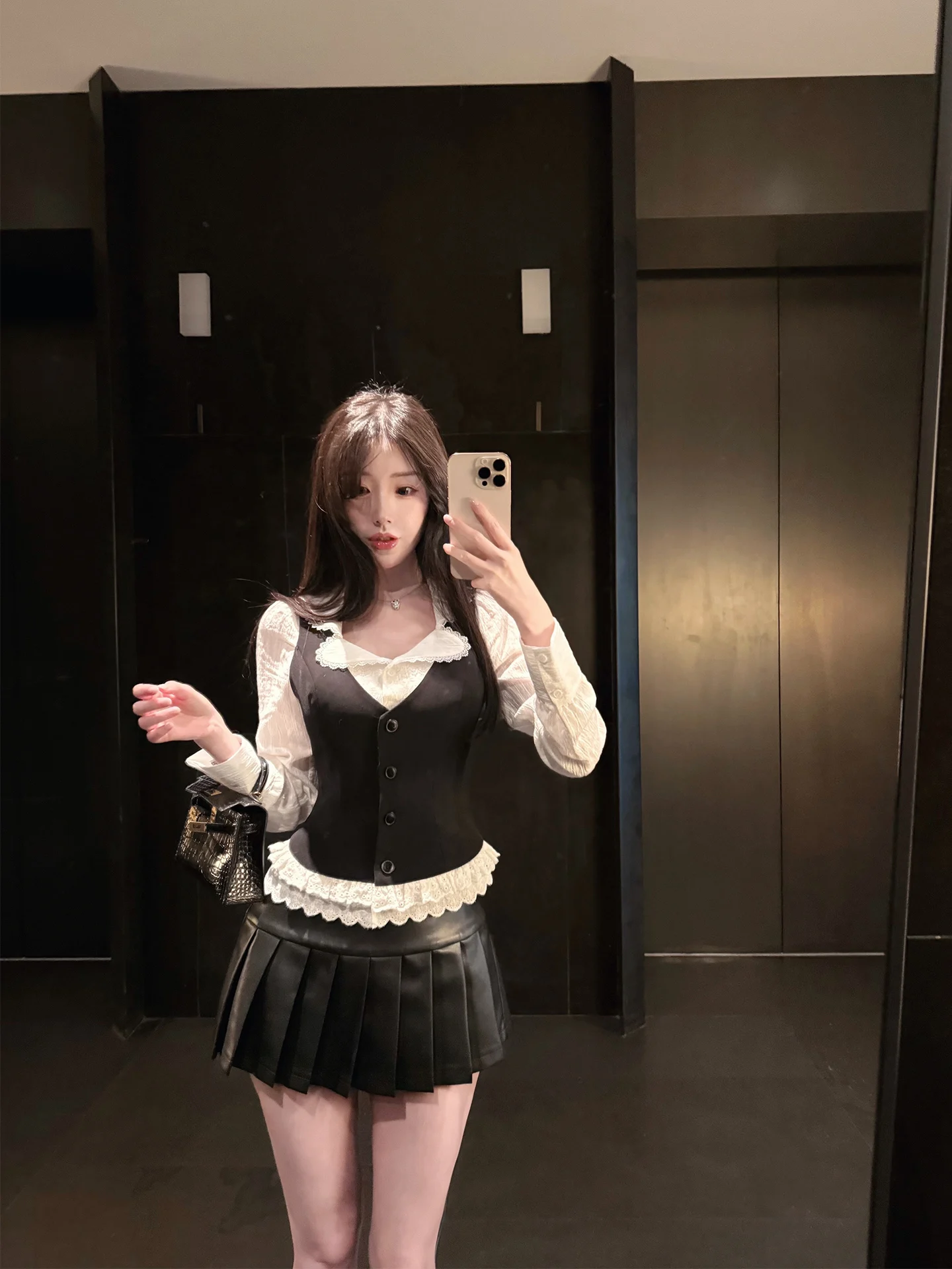 

Комплект из трех предметов для девочек Bear House: блузка с кружевной отделкой, жилет и плиссированная юбка в стиле JK. Модный женский комплект.