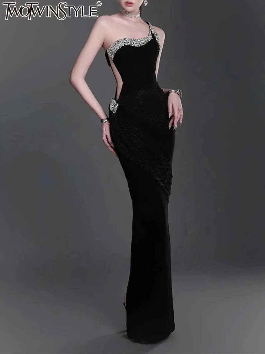 TWOTWINSTYLE Gaun Berlian Sambungan Pelangsing Solid untuk Wanita Gaun Berongga Tambal Sulam Tanpa Lengan Leher Diagonal Wanita Baru