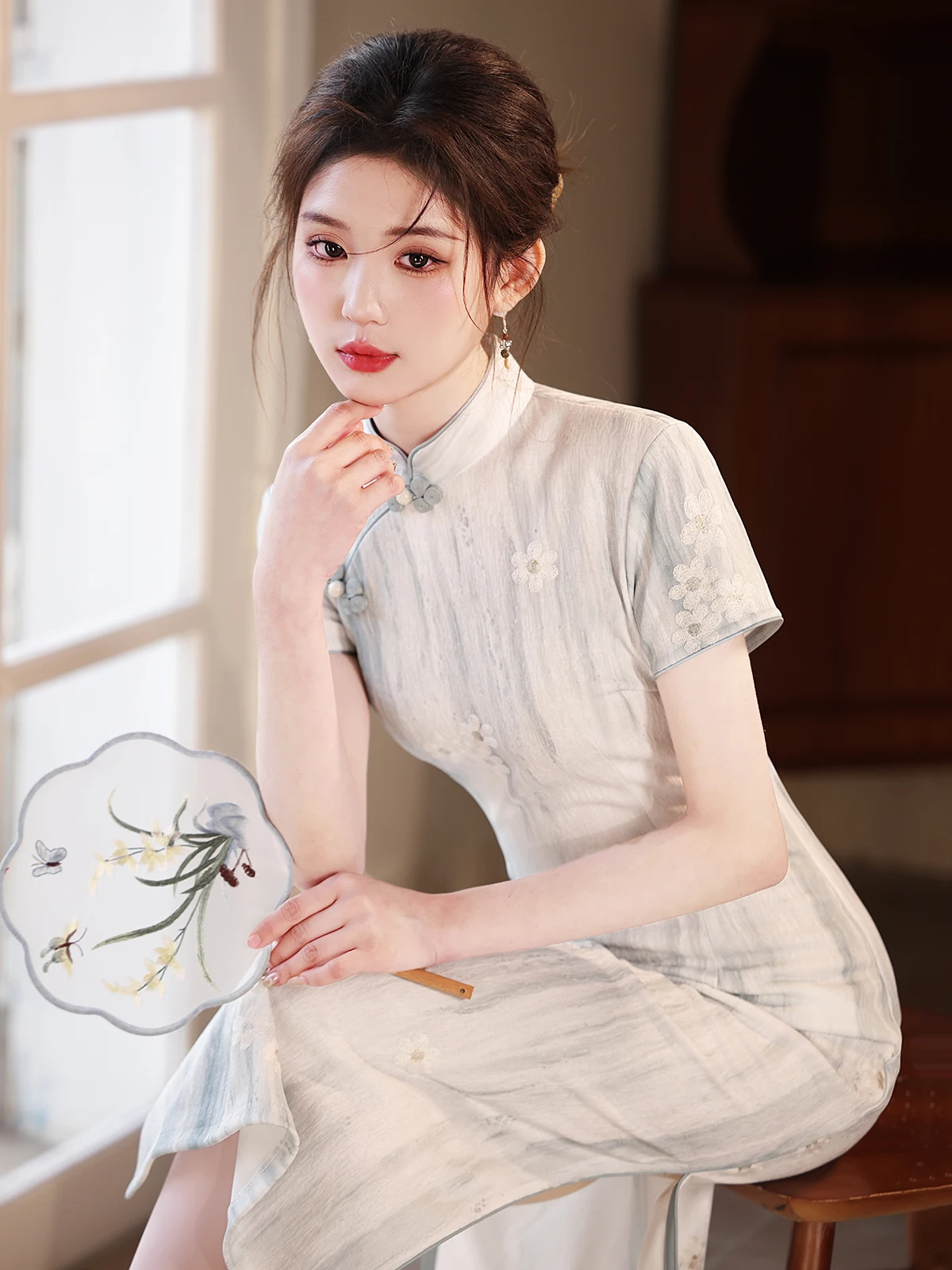 

Новое китайское платье с вышивкой для молодых девушек, повседневное, в стиле Цзяннань, летнее 2025, дышащее, с коротким рукавом, длинное.