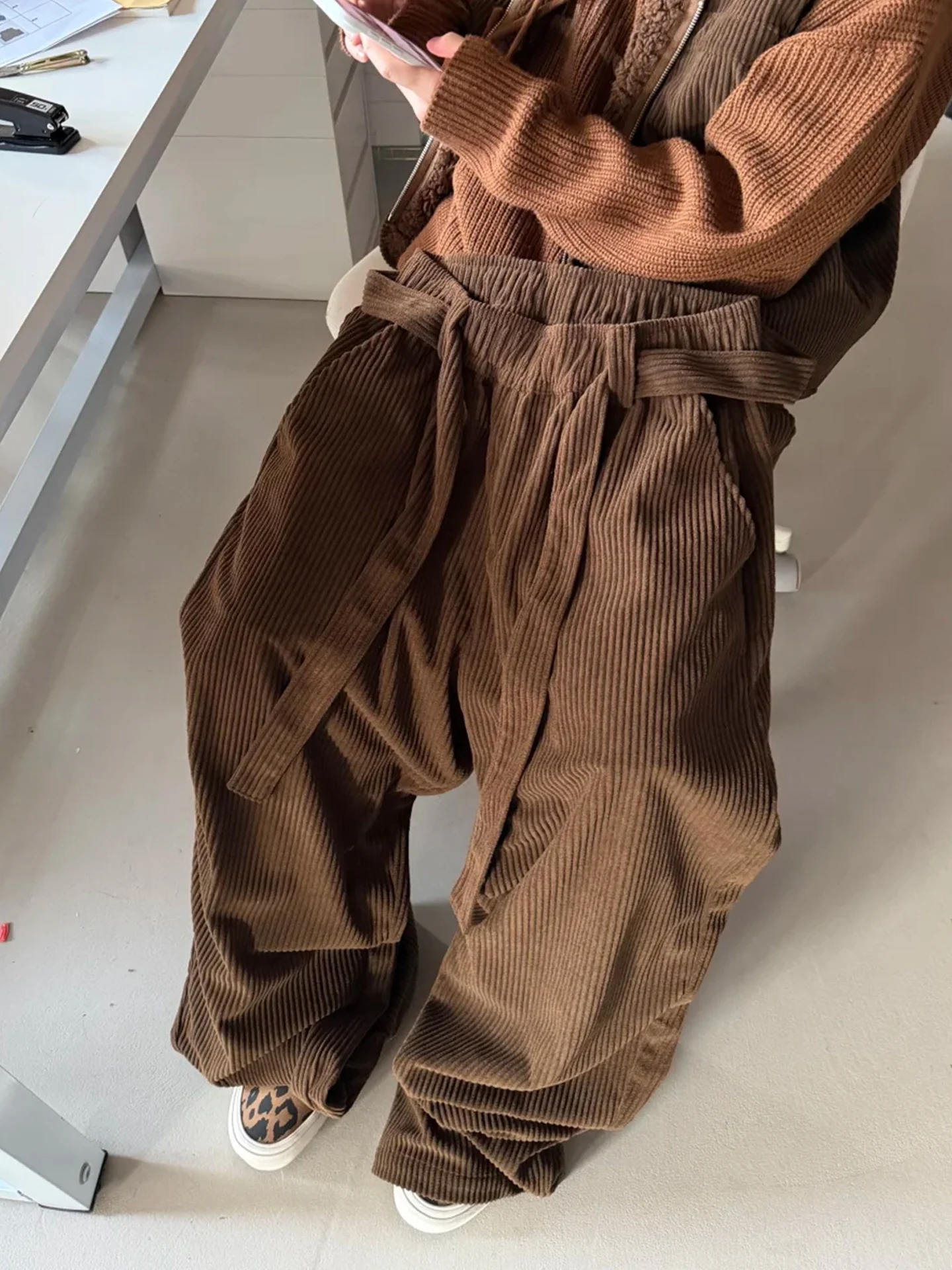 

Мужские вельветовые брюки свободного кроя прямого кроя на осень-зиму, цвет кофе/каштан, с тонким полосатым винтажным эффектом, драпированные, с поясом