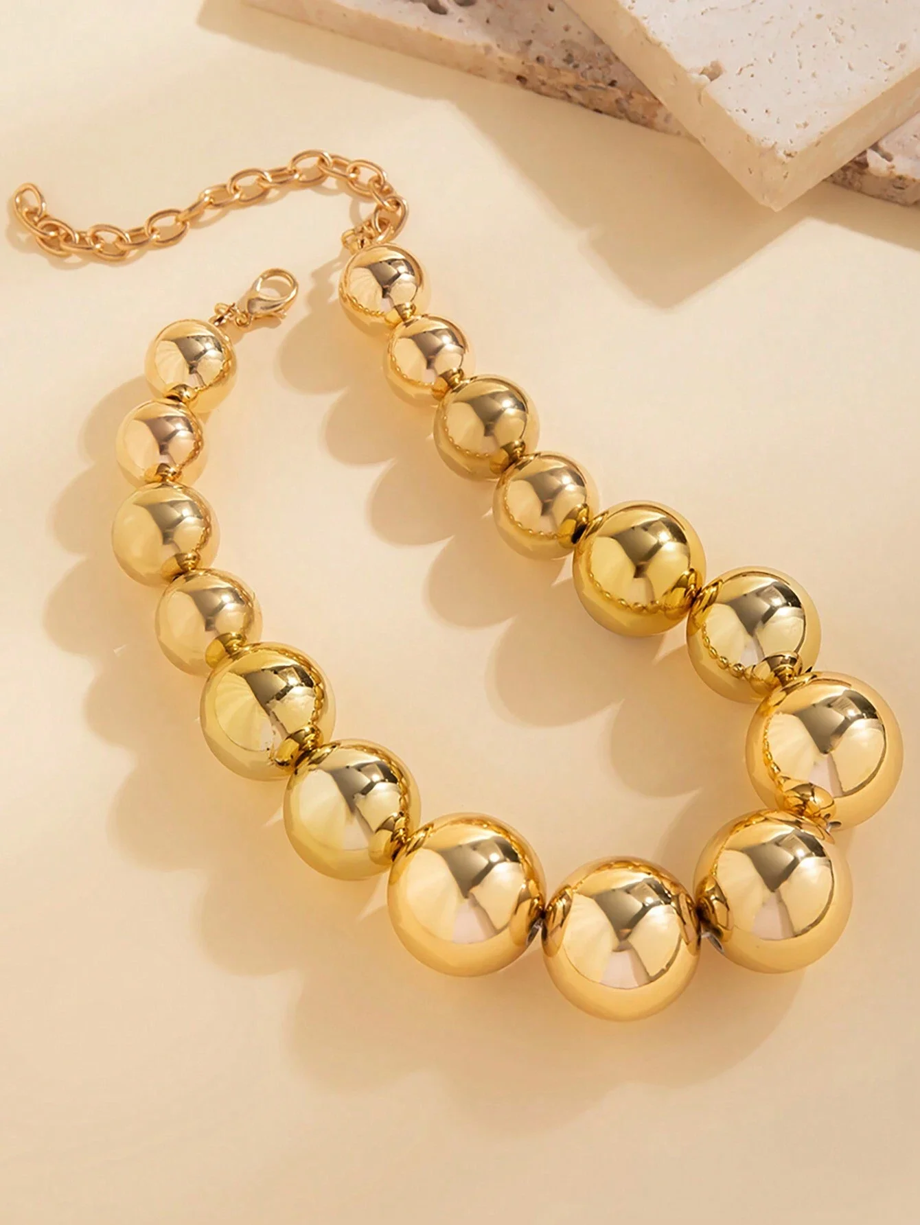 

Эффектное геометрическое ожерелье с бусинами для женщин