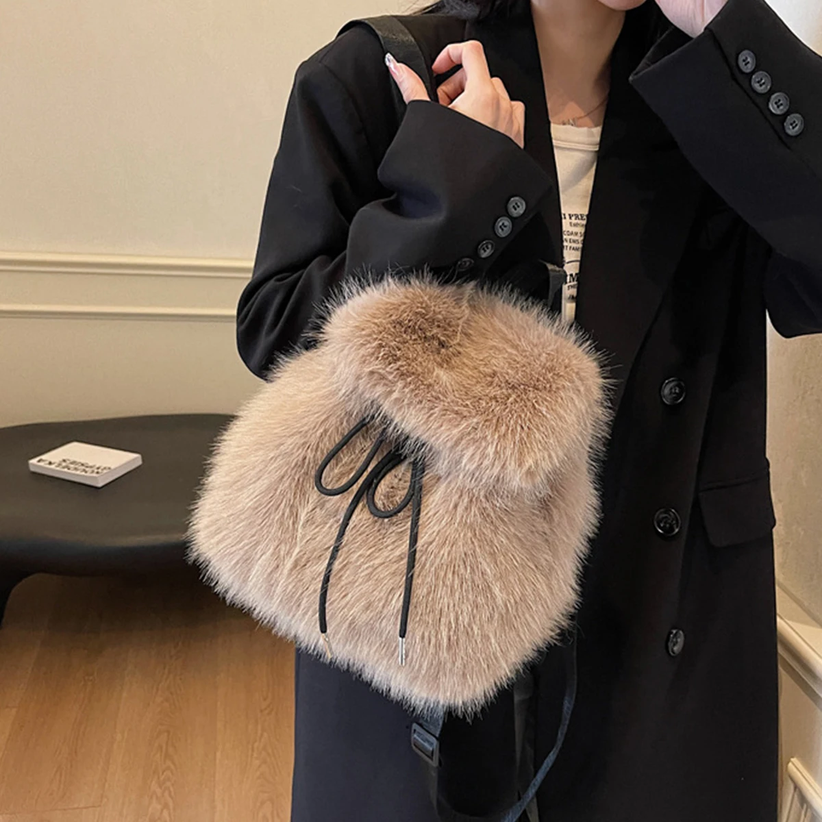 Imitation Fox Fur Plush Backpack, Soft and Foldable, Suitable for Autumn and Winter Wear and Photography, Warm, Fashionable and Comfortable, Wide Shoulder Straps Reduce Pressure and Make It Easier to Carry, Quick Storage Drawstring Design, Suitable for Daily Commuting, Shopping and School Use
