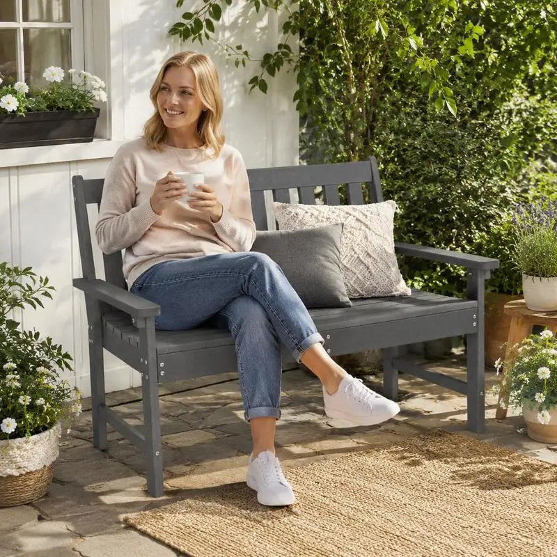 Banc d'extérieur en HDPE toutes saisons de 52 pouces avec dossier et accoudoirs - Gris. Idéal pour les aménagements de jardin, pour accueillir de petites réunions et des pauses thé en fin de journée avec des proches et des amis.