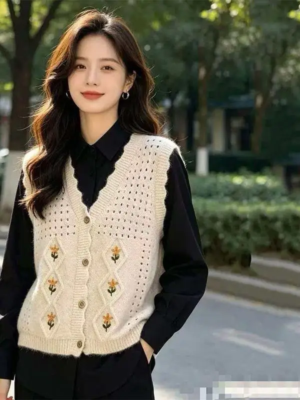 Spring Summer New Style Short Sleeveless Floral Buttoned Vest Women's Fashion Hollow out Hooked Flower Open Cardigan Retro Ho...