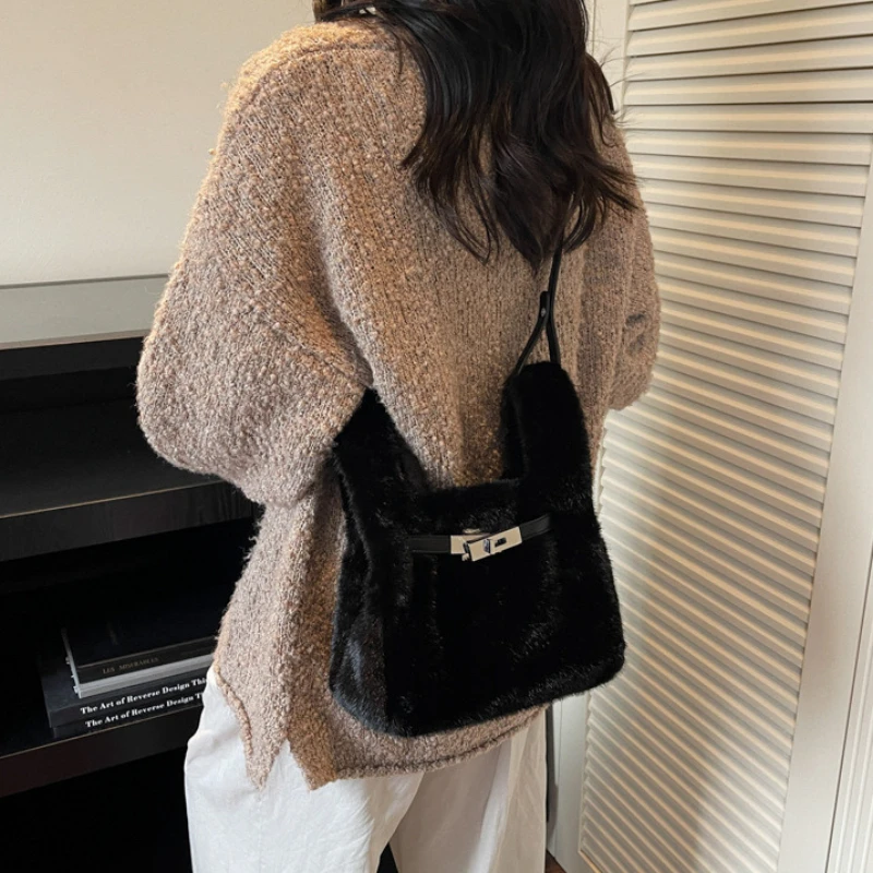 

New Winter Faux Fur Crossbody Bags Women Korean Fashion Shoulder Handle Bag Cute Comfortable and Versatile Texture Storage Bag