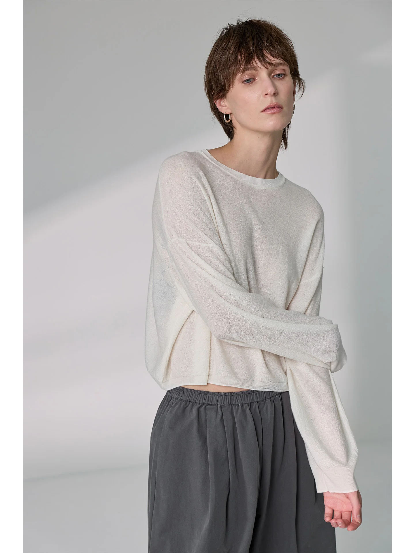 

Мягкий, удобный, вязаный топ из шерстяной ткани для женщин, свободного кроя, повседневная футболка, приятная для кожи, дышащая, с длинными рукавами и круглым вырезом.