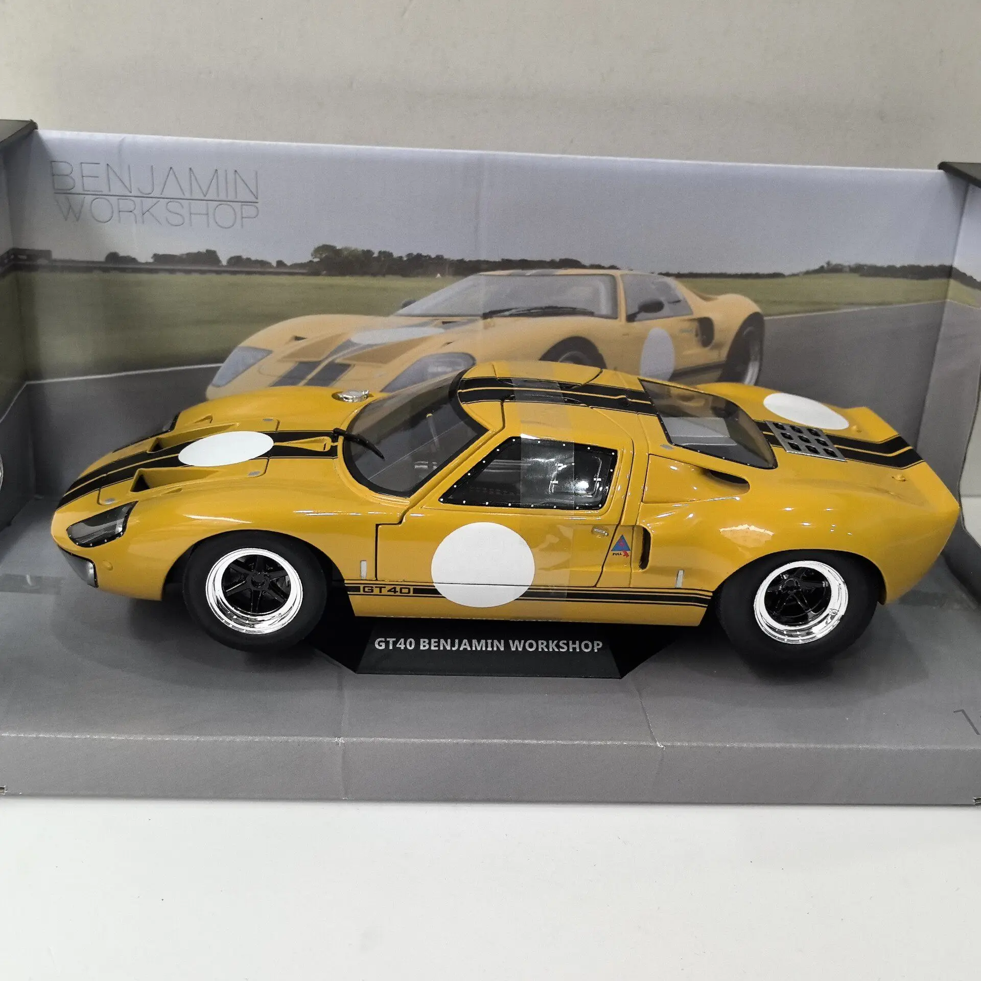 Diecast SOLIDO 1/18 Scale FORD GT40 Racing U1 Alloy Car Model view 2