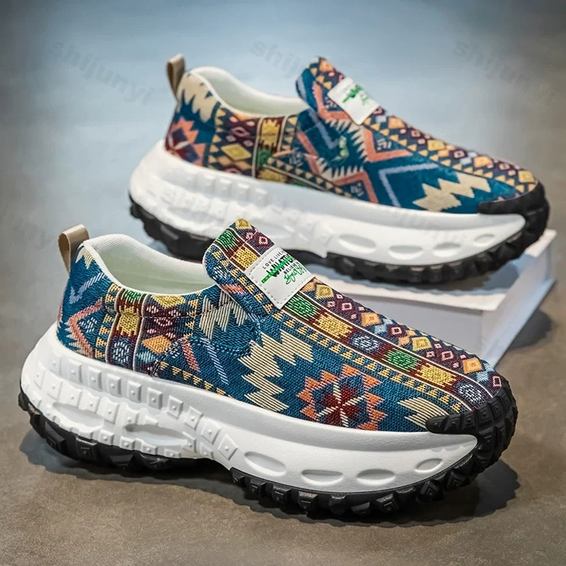 

2024, весенне-осенняя новая мужская обувь, модная удобная повседневная вулканизированная обувь без шнуровки, нескользящие кроссовки на платформе с вышивкой