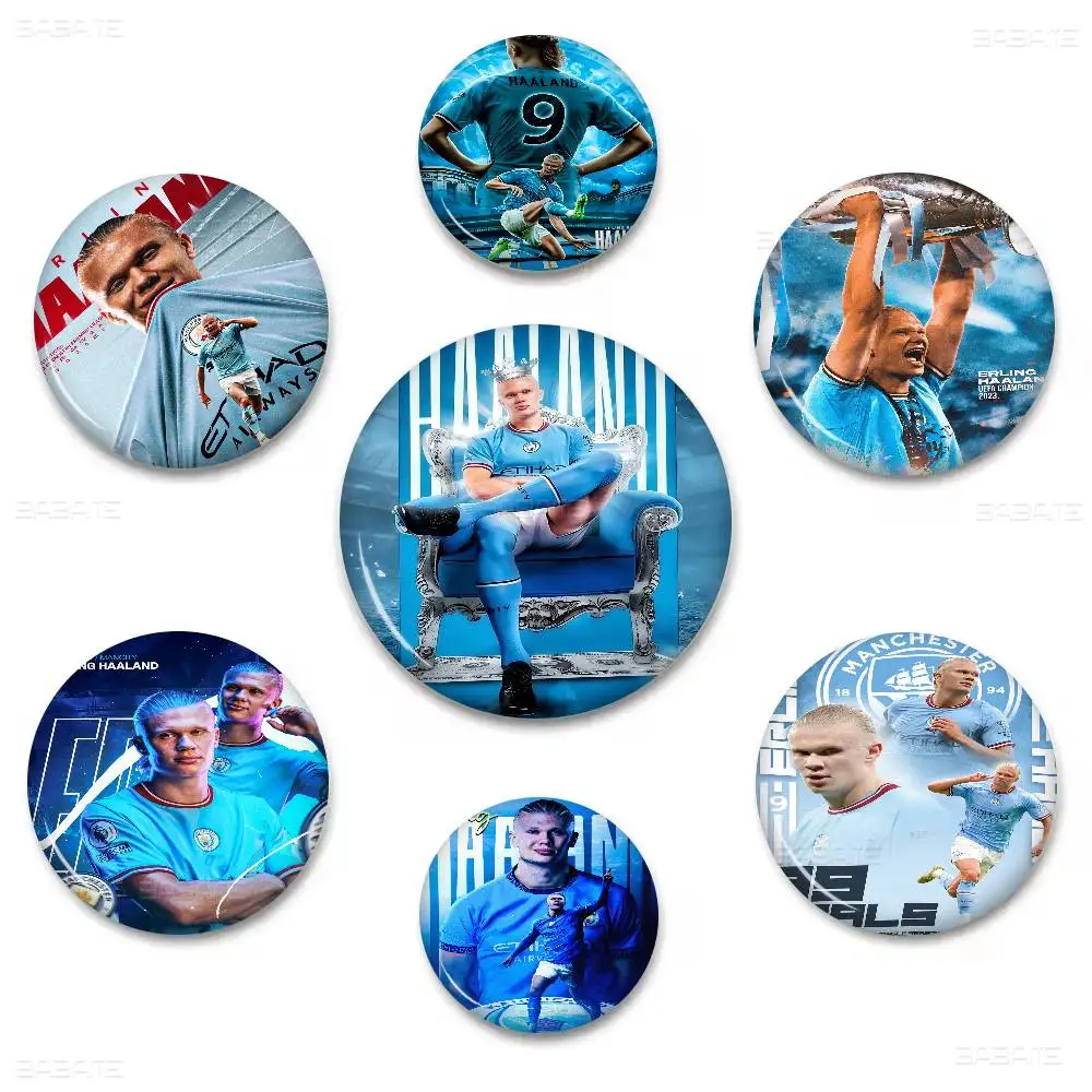 Erling Haaland Fußballstar Anstecknadel mit weichem Druck, leuchtendes Motiv, Geschenk für Freunde, Abzeichen, Kragenbrosche, Reversnadel aus Metall