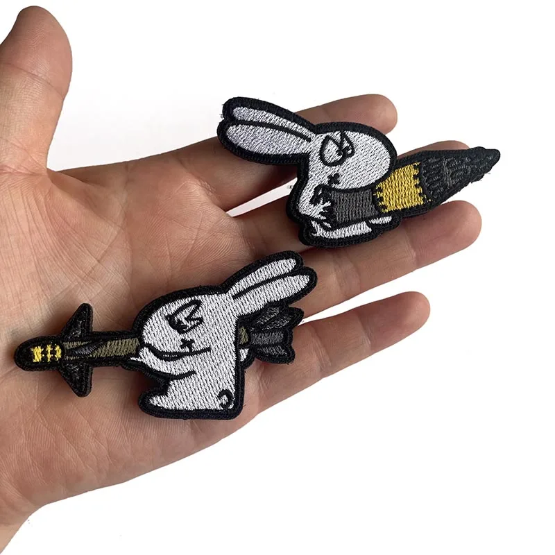 Lustiger Hase mit Stift, Kletternde Katze auf Kleidung Applikation, Cartoon Anime Maus, Katze, Hund, Huhn Squad Moral Abzeichen Taktische Aufnäher – Detail 3