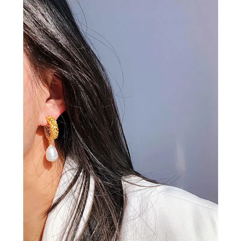 أقراط عصرية أنيقة منسوجة على شكل حرف C مع قلادة لؤلؤ المياه العذبة الطبيعية النحاس المطلي بالذهب 925 عمود فضي