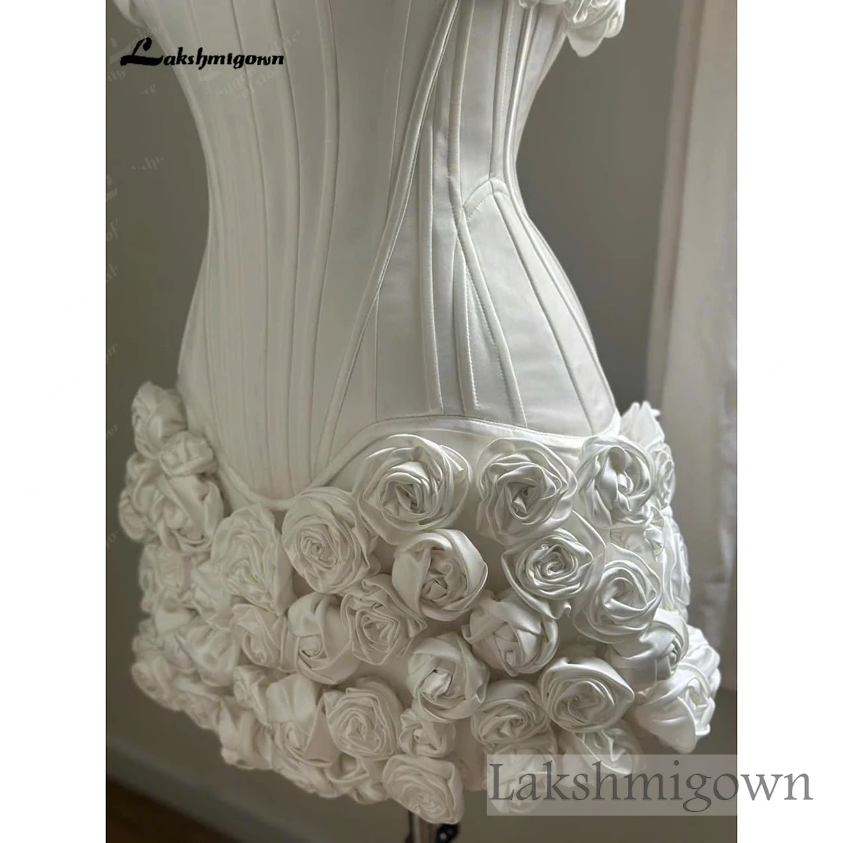 Lakshmigown Rosenkorsett-Hochzeitskleid, florales weißes Minikleid, schulterfreies Empfangskleid, Satin-Korsett-Brautkleid, maßgeschneidert – Detail 9