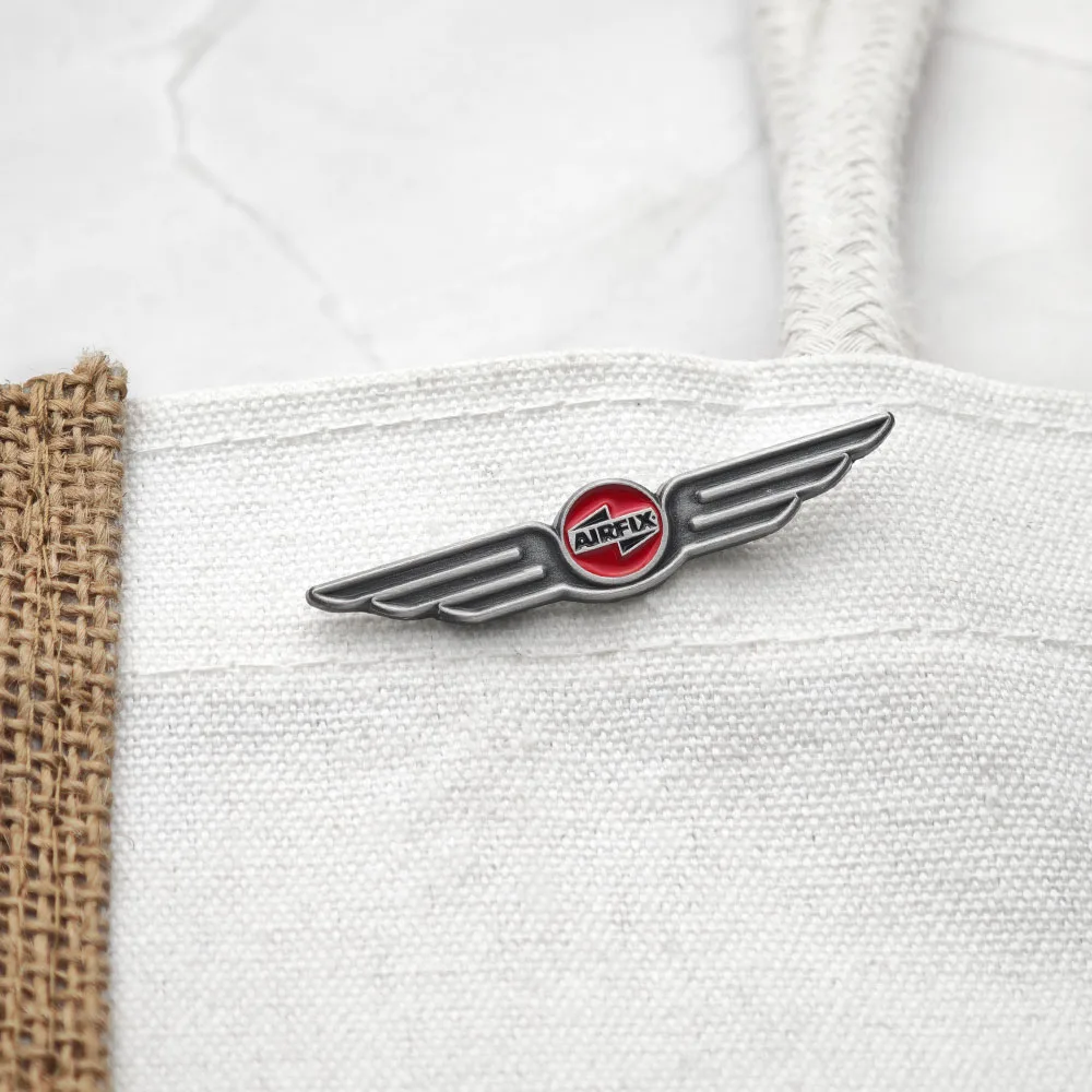 Airfix Logo-Brosche, klassischer roter Kreis, Flügel, Metall-Reversnadel, Retro-Flugzeugmodell, Fan-Abzeichen, Kleidung, Rucksack, Schmuck, Accessoires – Detail 8