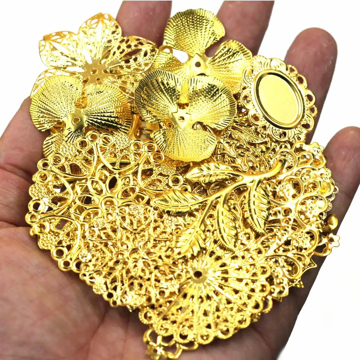 الزينة العشوائية موصلات مطلية بالذهب مثلث زهرة نمط تخريمية يلتف سبيكة الحرفية المجوهرات DIY العثور