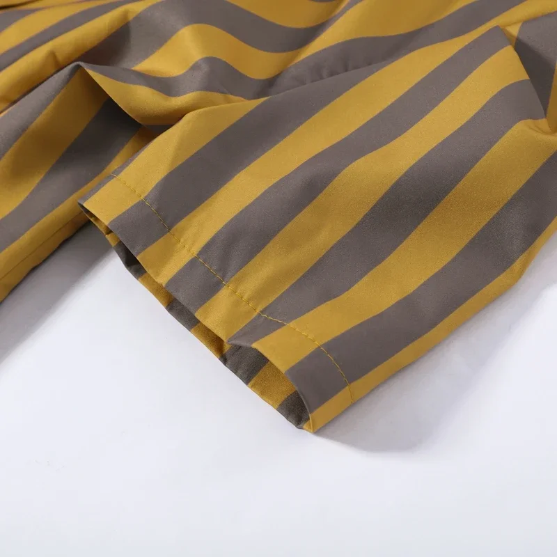 Lässiger gestreifter Hosenanzug für Damen: Locker sitzende Jacke mit V-Ausschnitt und langen Ärmeln, hochtaillierte gerade Hose – Sommer-Set 2026 für Damen – Detail 22
