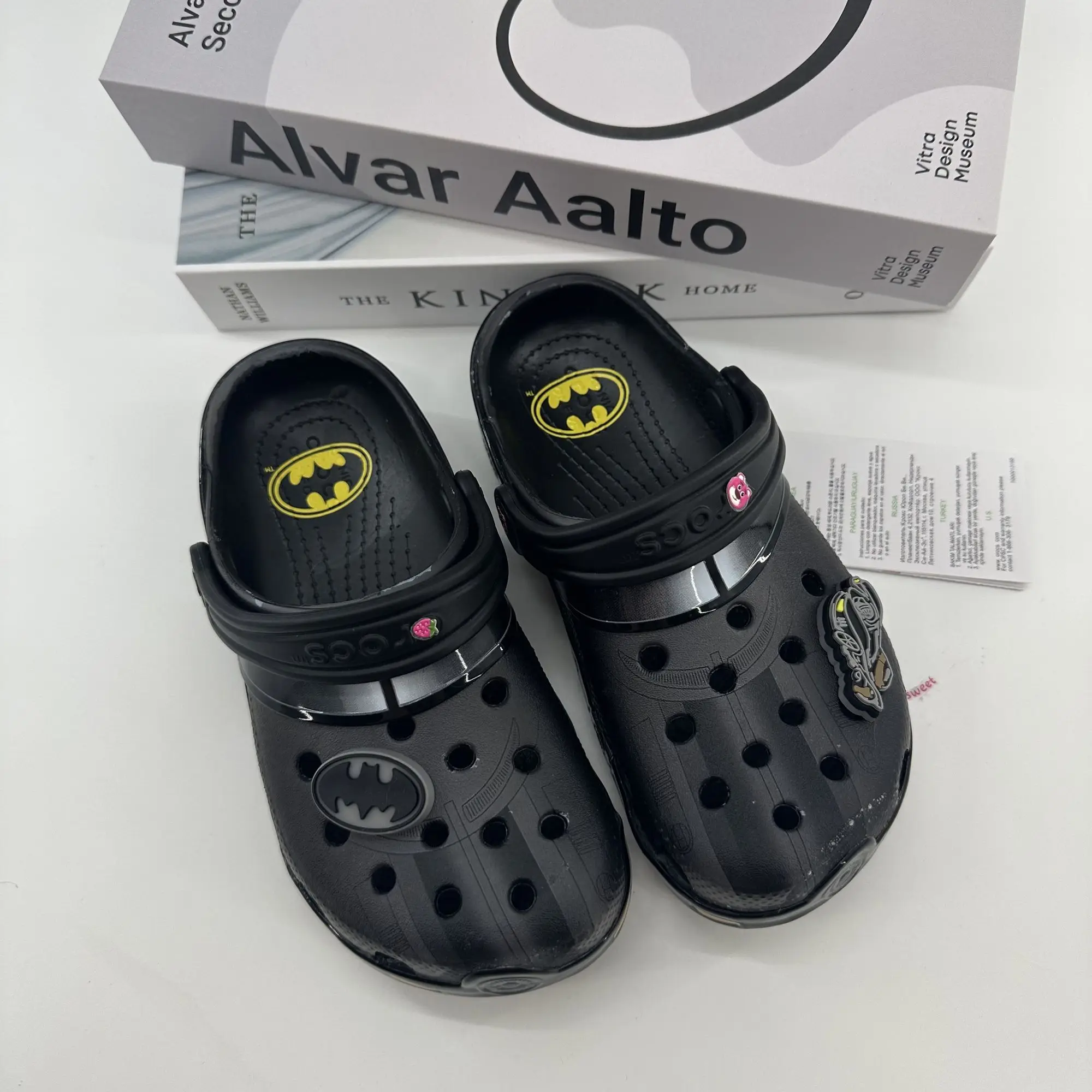 Batman Lochschuhe Anime Cartoon Druck Accessoires mit Flügeln Sommer Rutschfeste Hausschuhe Lightning McQueen Sandalen Geschenke