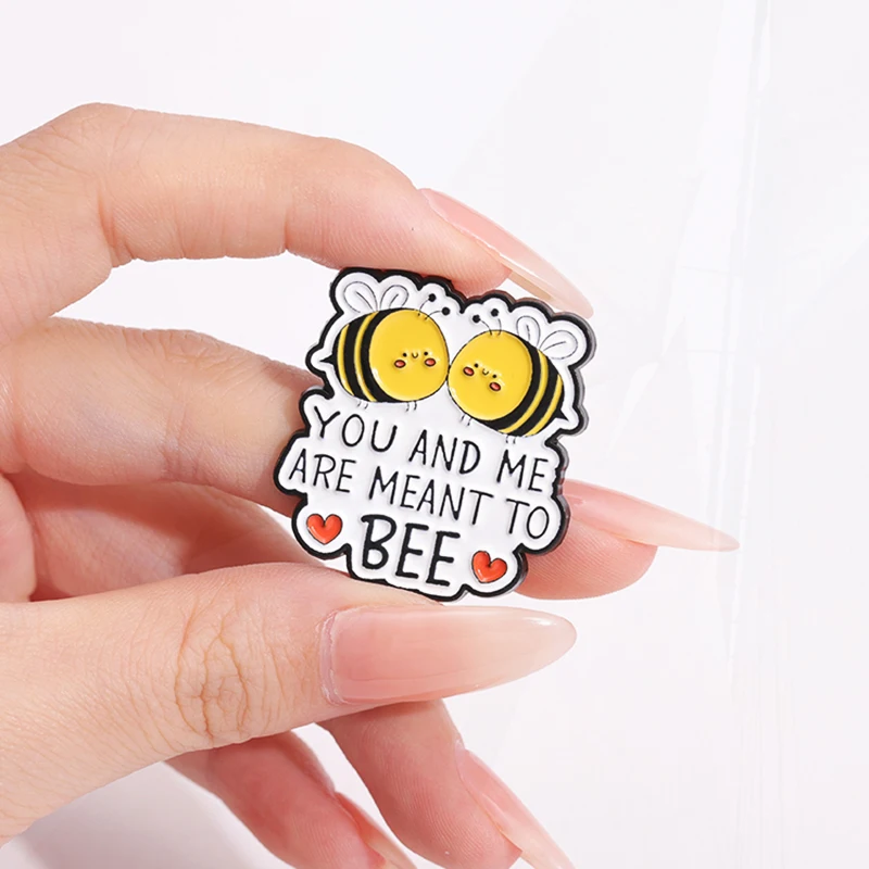 Dan saya dimaksudkan untuk BEE Pines Lapel lencana kartun hewan perhiasan hadiah untuk anak-anak teman lucu lebah Enamel bros kustom Anda