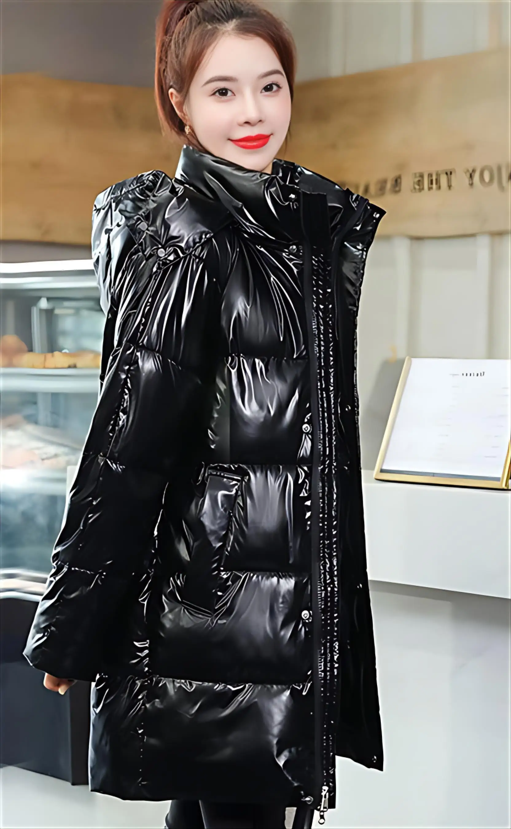 

Женская зимняя одежда: пуховик-парка с наполнителем из перьев, цвета шампань, с сетчатыми вставками, круглым вырезом, радужным металлическим бантом, меховым воротником, на молнии, с косым кружевом GF