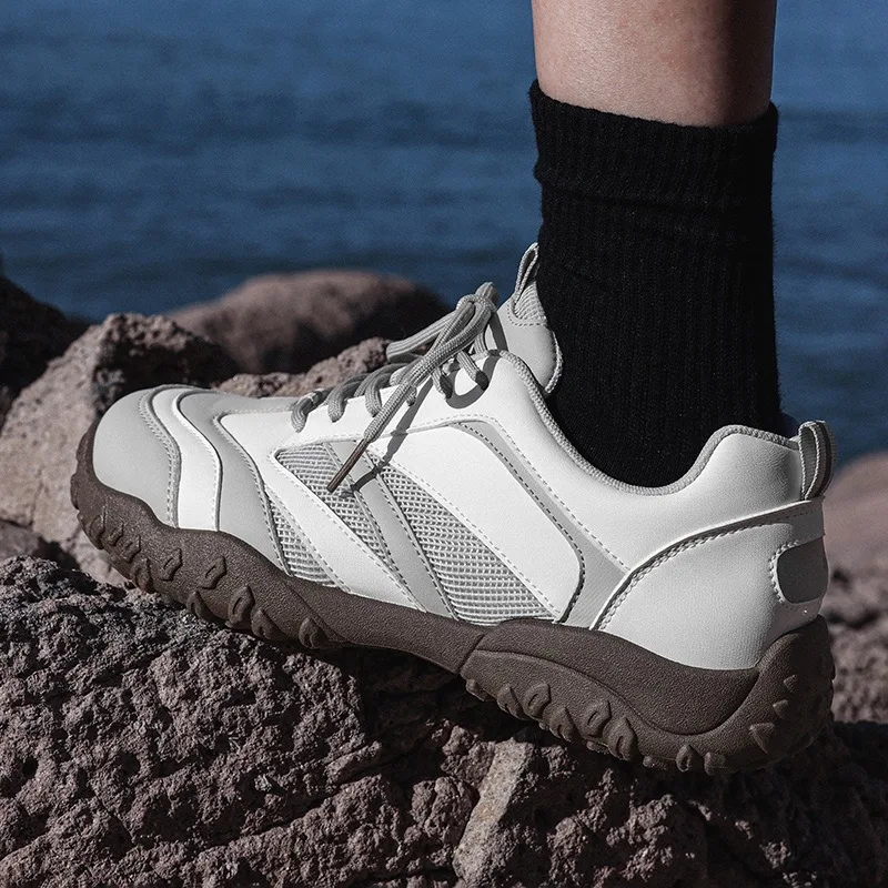 Men Outdoor Hiking Shoes Breathable Mesh Sneakers Non-slip Rubber Sole Trekking Shoes Retro Casual Sports Shoes Couple Footwear