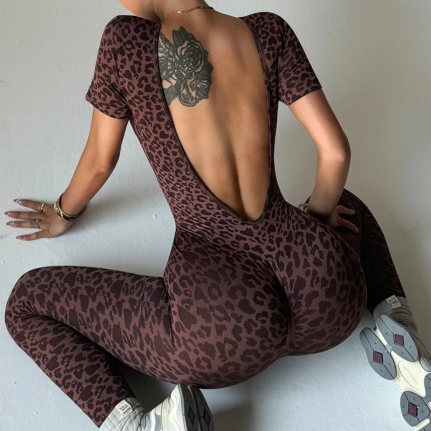 

Сексуальный спортивный комбинезон для женщин с леопардовым принтом, короткий рукав, без спинки, облегающий, цельный, для йоги и фитнеса, спортивный костюм