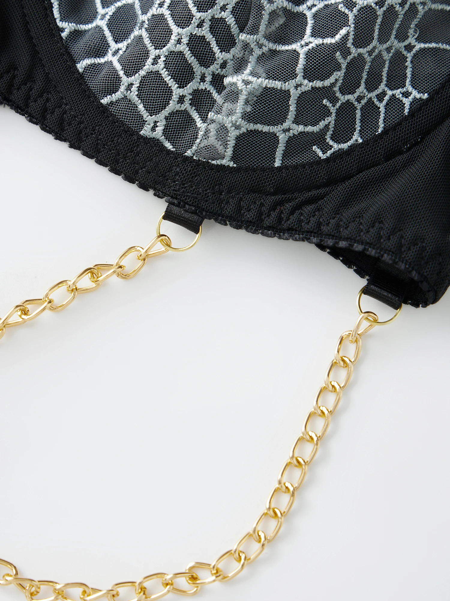 Conjunto de lencería sexy de encaje con liguero y medias altas hasta el muslo para un juego de rol seductor en el dormitorio y una noche de cita