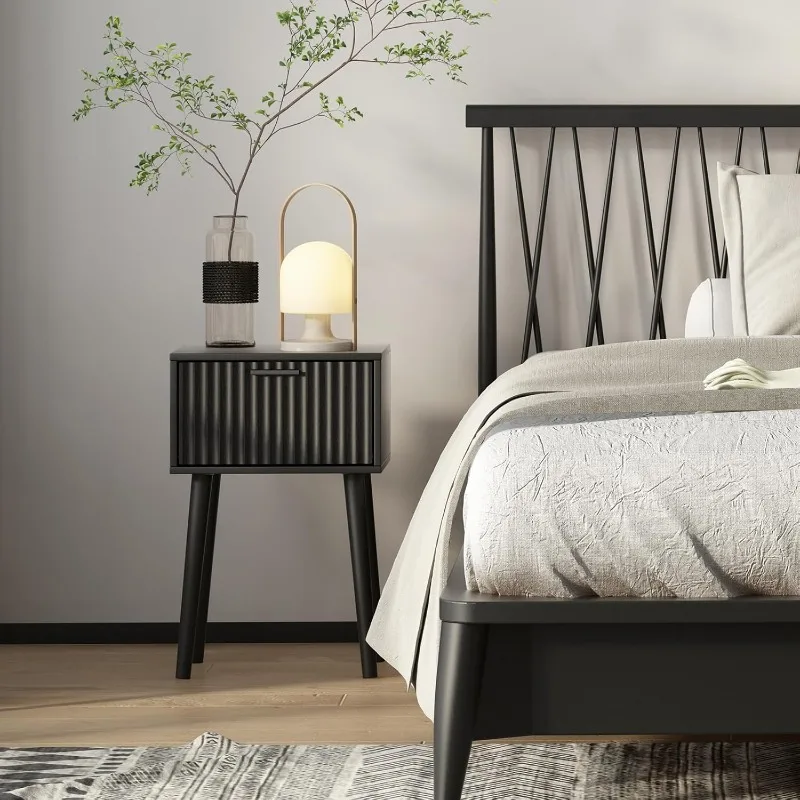 مجموعة منضدة سوداء أنيقة مع أبواب مخددة وأرجل خشبية صلبة وتخزين واسع لغرف النوم الحديثة