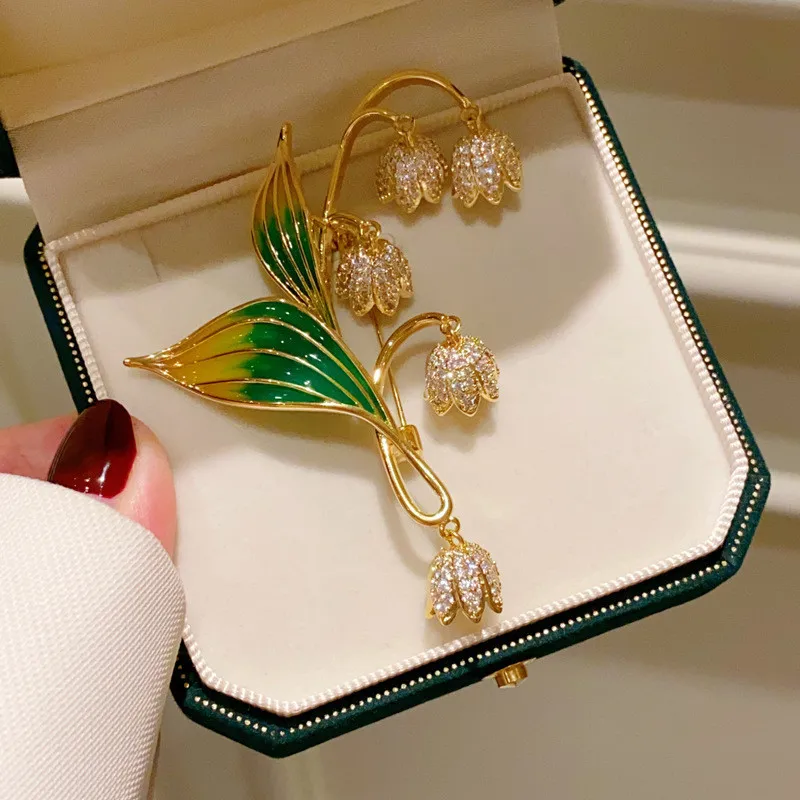 CC Exquisite Brooch Lily of The Valley Shape Elegant Suit Pins Shining Zirconia Corsage High-end Coat Pin Jewelry Charm B357