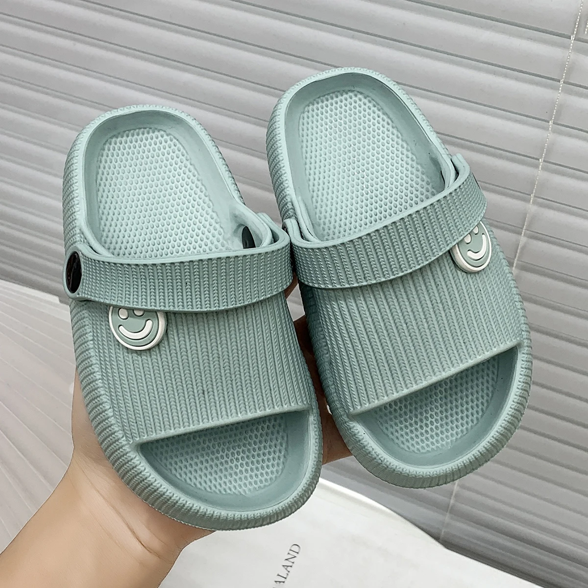 Kinderhausschuhe für den Heimgebrauch, Indoor-Badeschuhe, Jungen- und Mädchenhausschuhe für den Außenbereich, rutschfeste, weichsohlige Baby-EVA-Sandalen. – Detail 2
