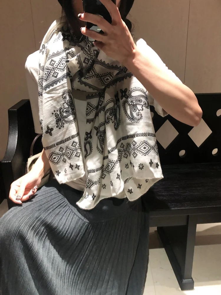 lenco-de-seda-feminino-com-estampa-floral-retro-e-geometrica-Etnica-xale-de-ombro-elegante-e-moderno-acessorio-de-moda