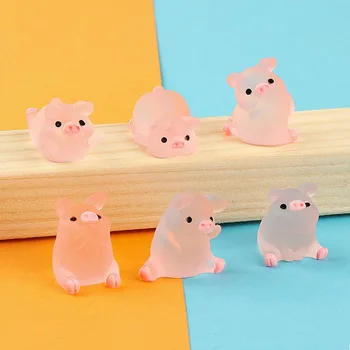 Un set di sei simpatici ornamenti salvadanaio in resina che si illuminano al buio Portachiavi fai-da-te Accessori per micro-pacchi Decorazione per auto desktop per la casa