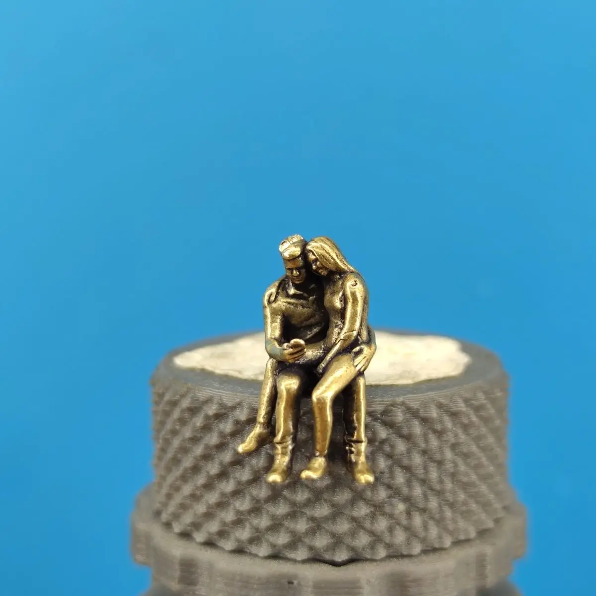 Copper Couple Hugging and Playing Phone Miniature Figures 1/64 Scale Model for Boyfriend and Girlfriend Photography Macro